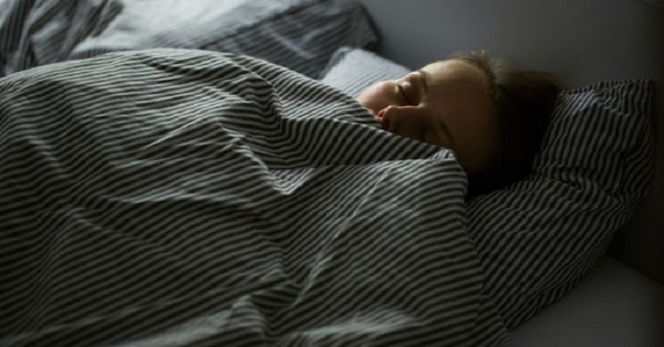 ¿Por qué hay personas que necesitan taparse para dormir aunque haga calor? - SNT