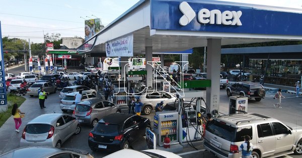 La Nación / Clientes se agolparon a las estaciones Enex y aprovecharon bajo precio de combustibles