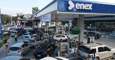 La Nación / Clientes se agolparon en las estaciones Enex y aprovecharon bajo precio de combustibles