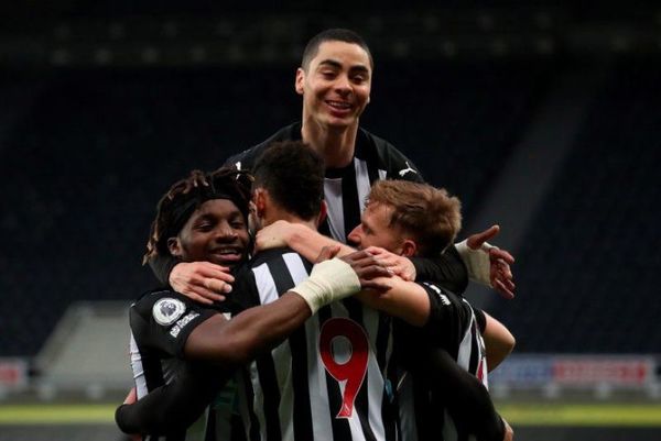 Newcastle de Almirón cae ante el campeón en un partidazo