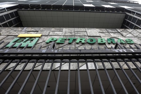 Brasileña Petrobras proseguirá la venta de refinarías y su plan estratégico - MarketData
