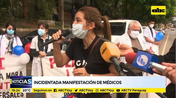 Incidentes entre policías y médicos durante manifestación - ABC Noticias - ABC Color