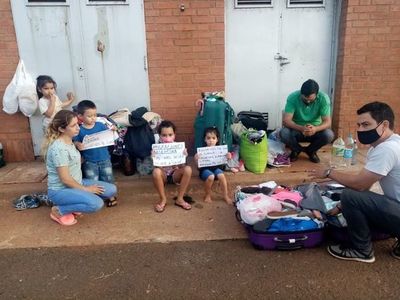 Argentinos varados en la cabecera del Puente Internacional - Nacionales - ABC Color