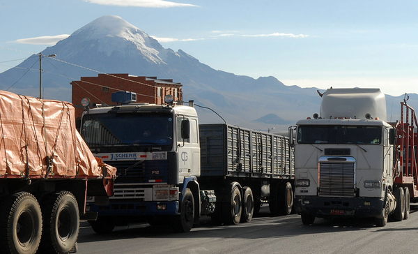 Transportistas bolivianos en paro por la reactivación de un tren de carga con Chile - MarketData