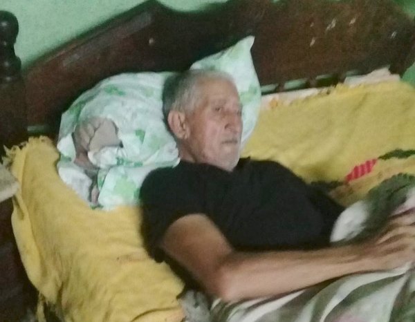 Crónica / Vecinos piden ayuda para salvar a un abue