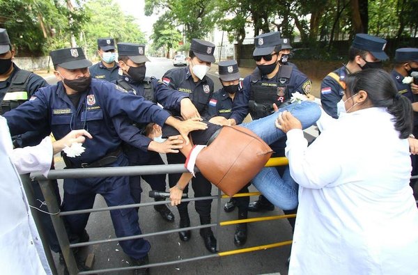 Crónica / “En vez de agradecernos, sufrimos sus agresiones”