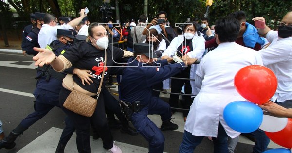 La Nación / Incidentes entre manifestantes y policías