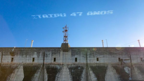 La Fuerza Aérea Brasileña rinde homenaje a los 47 años de la Itaipú