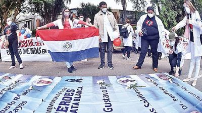 Con forcejeos con la policía, los médicos hicieron su reclamo