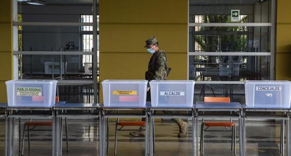 Colegios electorales ya están abiertos para históricos comicios constituyentes en Chile
