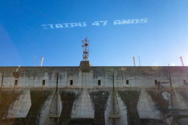 La Fuerza Aérea Brasileña rinde homenaje a los 47 años de la Itaipú