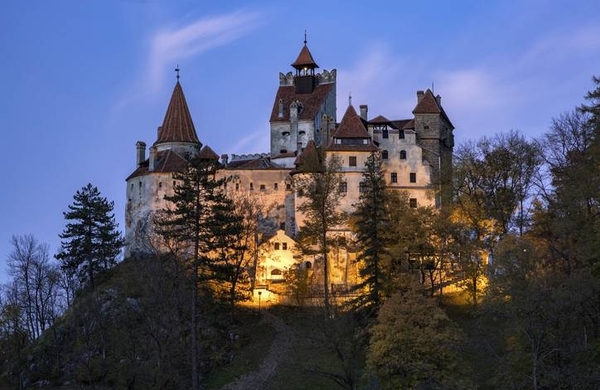 Diario HOY | Vacunas gratis contra la covid en el castillo del conde Drácula