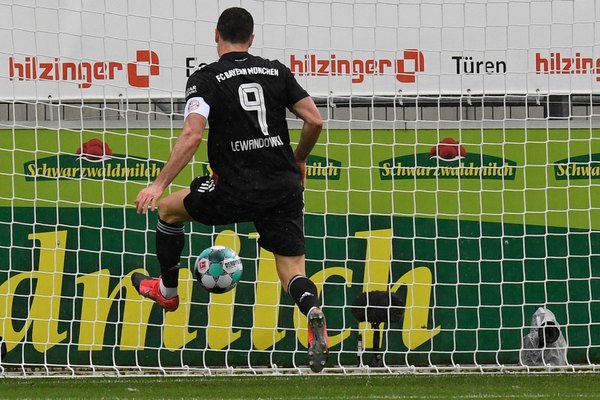 Lewandowski iguala un histórico récord de 49 años en Alemania