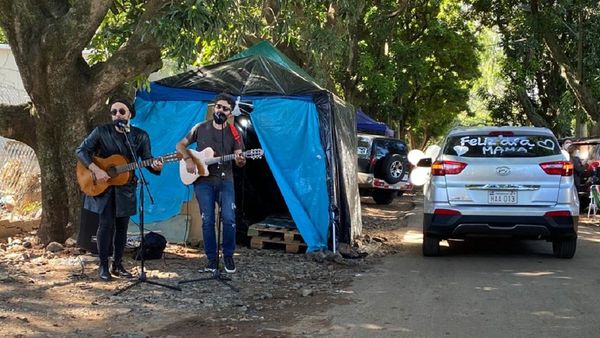 Covid-19: Caravana y serenata para madres con pacientes en hospitales