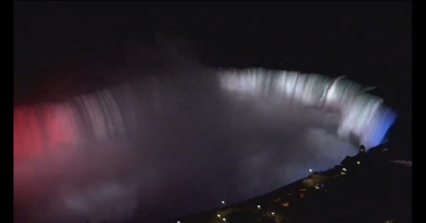 La Nación / Cataratas del Niágara se tiñen de la tricolor en honor a la Independencia Nacional