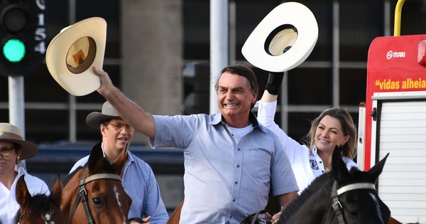 La Nación / Brasil vive día de manifestaciones a favor de Bolsonaro