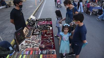 Ciudadanos aprovechan feriado para recorrer el microcentro de Asunción