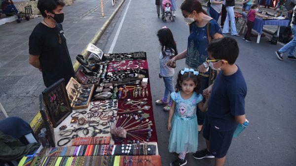 Ciudadanos aprovechan feriado para recorrer el microcentro de Asunción