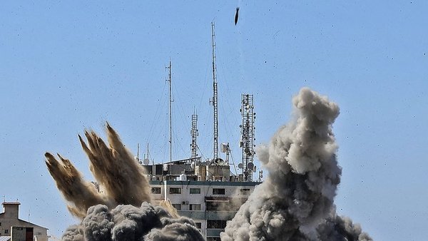 El impactante momento en que cientos de personas evacúan las playas de Tel Aviv por los bombardeos | Ñanduti
