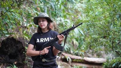 Una exreina de belleza toma las armas contra la junta militar en Birmania