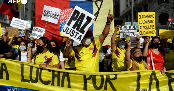 La Nación / Colombia: una menor se suicida tras presunta agresión policial durante protestas