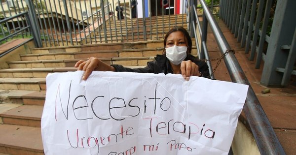 La Nación / Falleció por COVID padre de enfermera que se encadenó frente a Salud