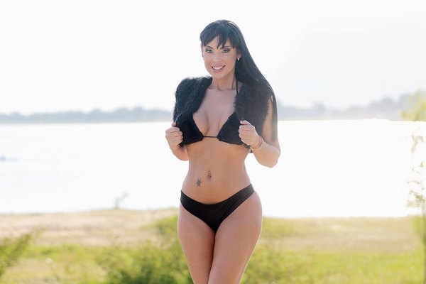 Crónica / SHIRLEY REYES. “Dejarlo todo por amor no valió la pena”