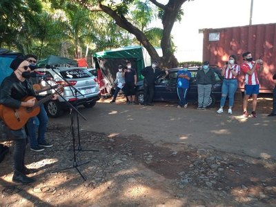 Crónica / Llevan serenata a las madres en hospitales