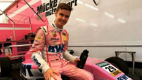 Duerksen culmina noveno en el debut