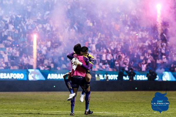 Antony Silva celebra el ingreso a las semifinales - Fútbol - ABC Color