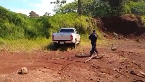 Encuentran abandonada camioneta robada en asalto en Yatytay