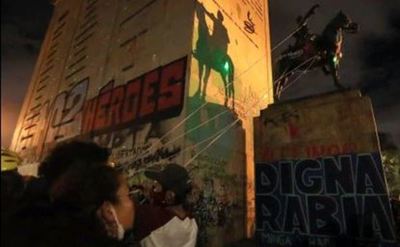 Quemaron la estatua de Bolívar en Los Héroes tras manifestación en Bogotá | Ñanduti