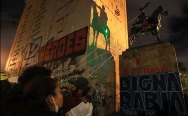 Quemaron la estatua de Bolívar en Los Héroes tras manifestación en Bogotá | Ñanduti