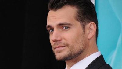 Henry Cavill se hartó de los fans que critican su relación con su nueva novia