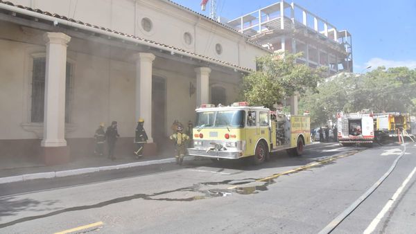 Registran incendio en la Catedral de Asunción