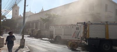 Bomberos intervienen ante reporte de incendio en la Catedral de Asunción - Nacionales - ABC Color