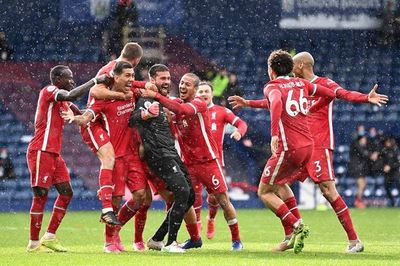 El portero Alisson marca en el añadido y acerca al Liverpool a la ‘Champions’ - Fútbol Internacional - ABC Color