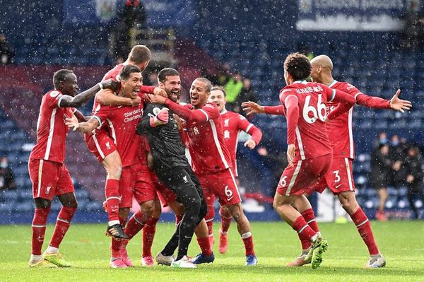 El portero Alisson marca en el añadido y acerca al Liverpool a la ‘Champions’ - Fútbol Internacional - ABC Color