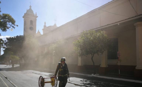 Diario HOY | Susto tras principio de incendio en la Catedral de Asunción: bomberos controlaron el fuego