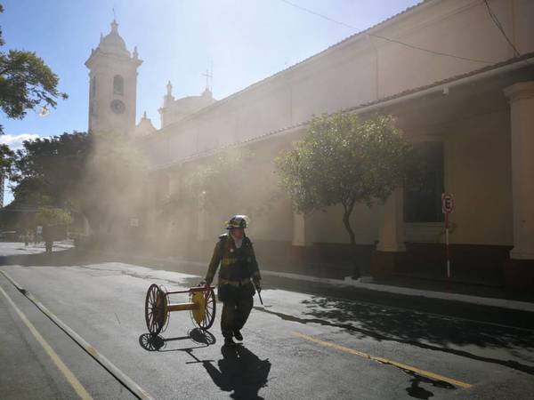 Susto tras principio de incendio en la Catedral de Asunción: bomberos controlaron el fuego
