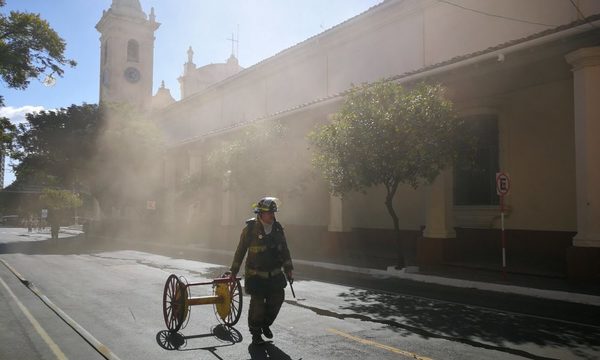 Bomberos sofocan incendio en la Catedral de Asunción