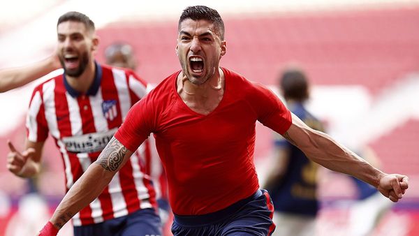 Luis Suárez rescata la Liga y pone a tiro al Atlético