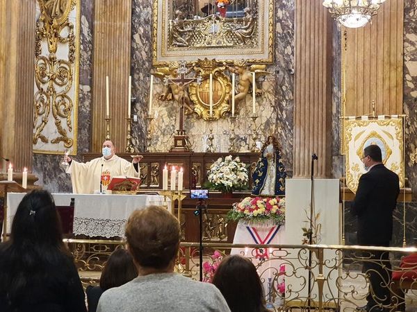 Homenajean a la madre y a la patria en Basílica de la Mercé de Barcelona - Nacionales - ABC Color