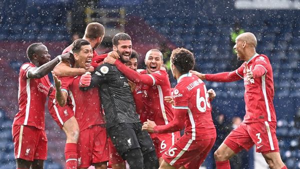 Alisson Becker marca y acerca al Liverpool a 'Champions'