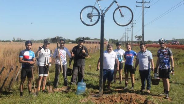 Construyen un altar de bicicleta en honor a ciclista arrollado