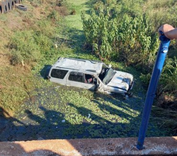 Vehículo cae a desague pluvial y conductor muere