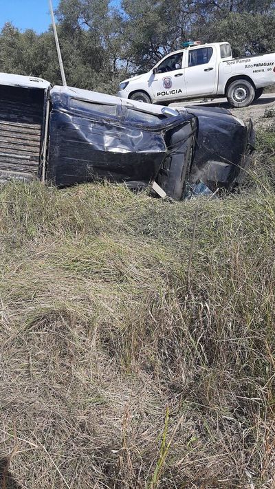 Conductor y acompañante salen ilesos tras vuelco de camioneta en el Chaco - Nacionales - ABC Color