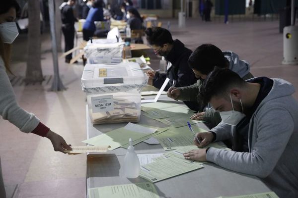 Chile comienza el conteo de votos en históricos comicios constituyentes - Mundo - ABC Color