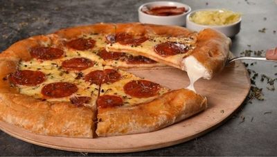 La Estación Pizzas produce 3.000 pizzas al mes (el recomendado: la pizza de borde relleno)