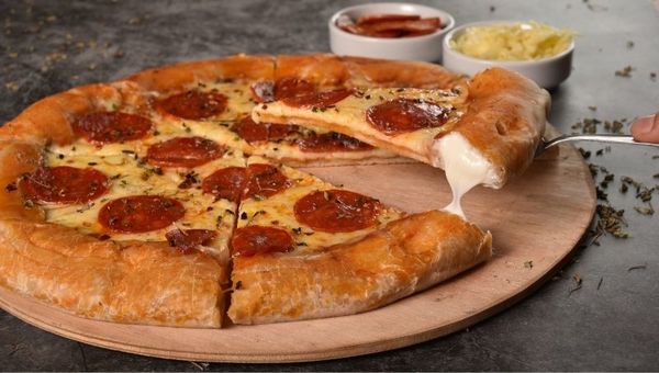 La Estación Pizzas produce 3.000 pizzas al mes (el recomendado: la pizza de borde relleno)